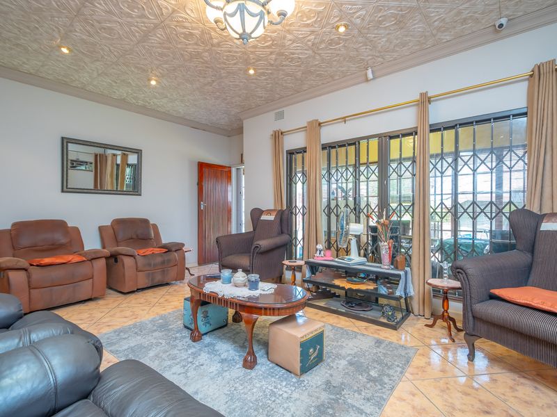 Beautiful 5 bedroom property in Kloofsig - Photo 4