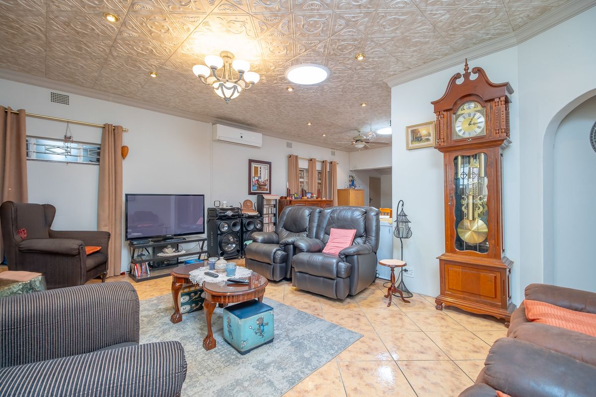 Beautiful 5 bedroom property in Kloofsig - Photo 5