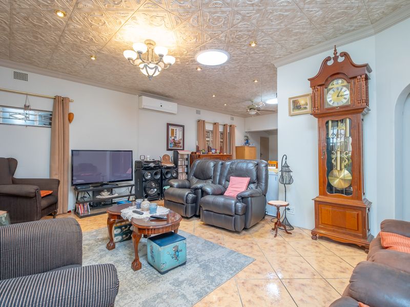 Beautiful 5 bedroom property in Kloofsig - Photo 5