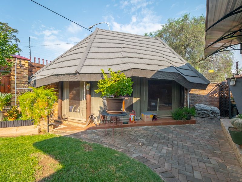 Beautiful 5 bedroom property in Kloofsig - Photo 3