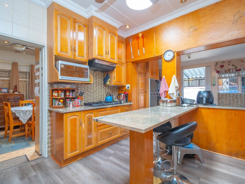 Beautiful 5 bedroom property in Kloofsig - Photo 9