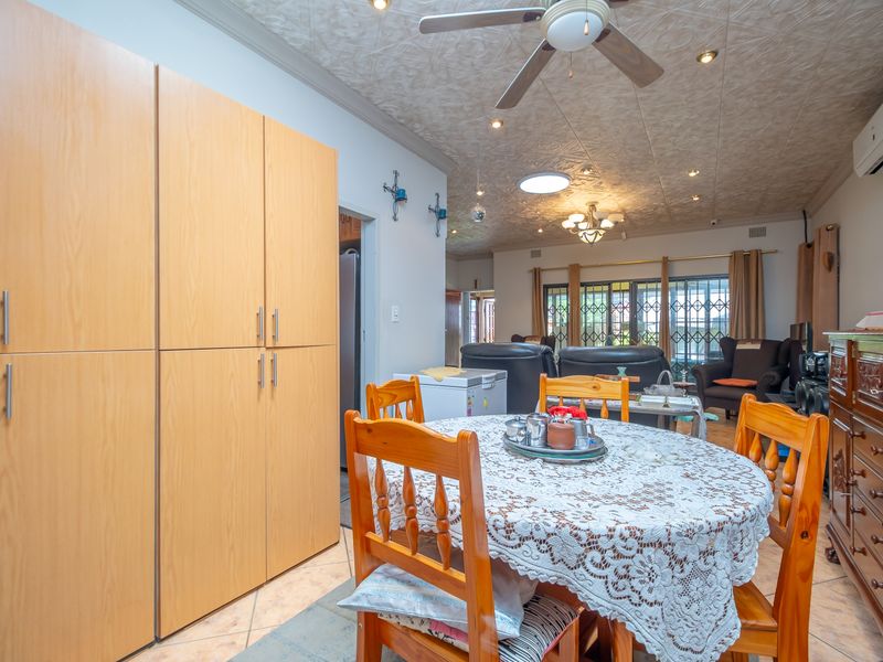 Beautiful 5 bedroom property in Kloofsig - Photo 8