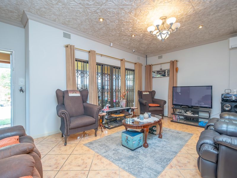 Beautiful 5 bedroom property in Kloofsig - Photo 6