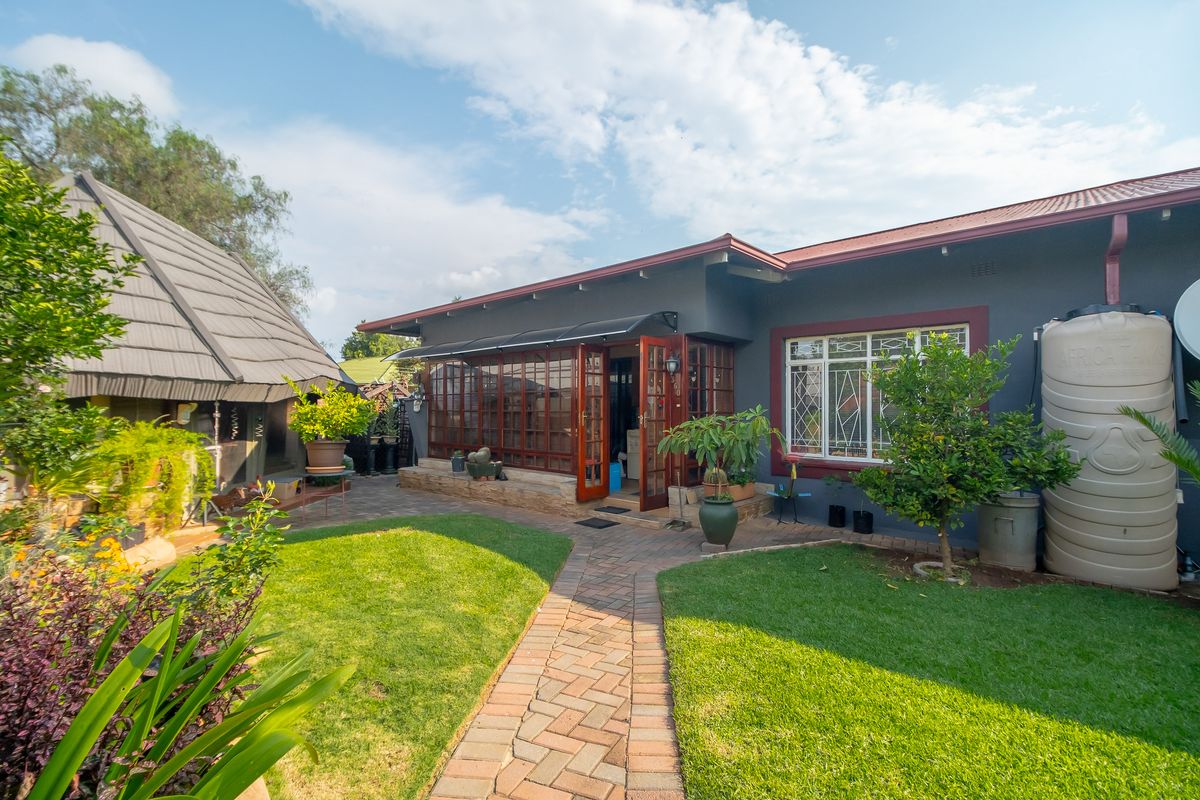 Beautiful 5 bedroom property in Kloofsig - Photo 2