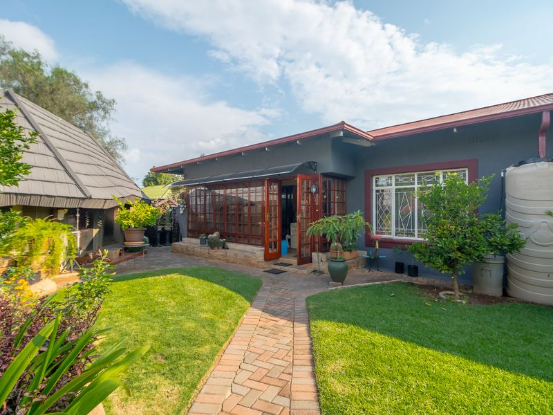 Beautiful 5 bedroom property in Kloofsig - Photo 2