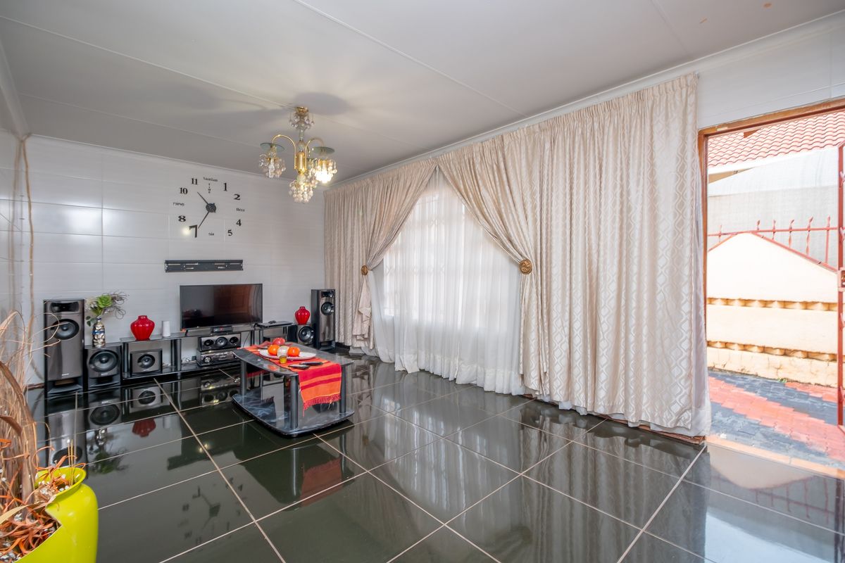 House For Sale in Tlhabane West, Rustenburg, North West - Photo 3