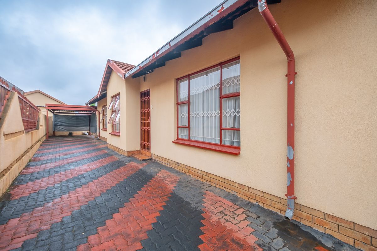 House For Sale in Tlhabane West, Rustenburg, North West - Photo 2