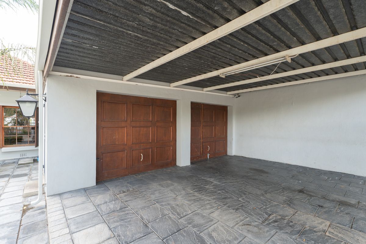 Step into effortless elegance with this exquisite 5-bedroom open-plan home, perfectly designed for m - Photo 5