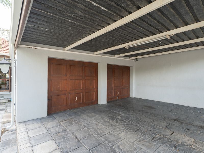 Step into effortless elegance with this exquisite 5-bedroom open-plan home, perfectly designed for m - Photo 5