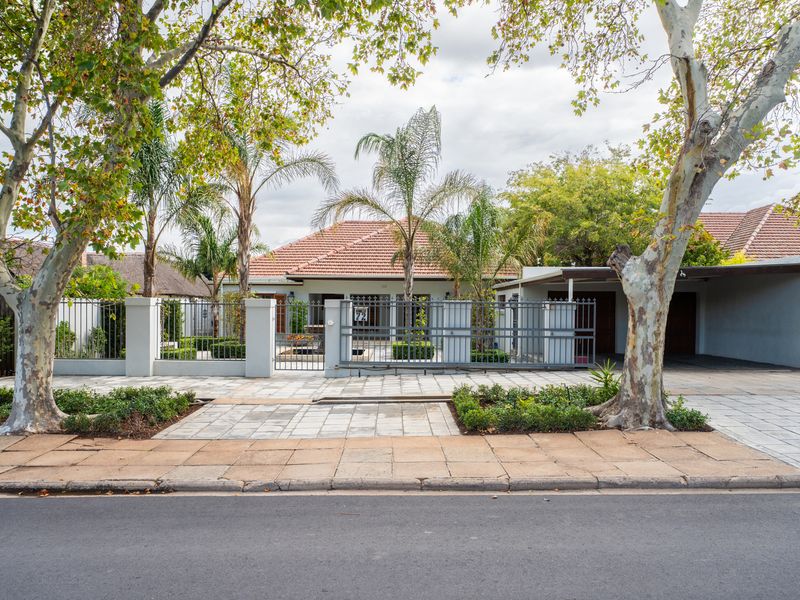 Step into effortless elegance with this exquisite 5-bedroom open-plan home, perfectly designed for m - Photo 2