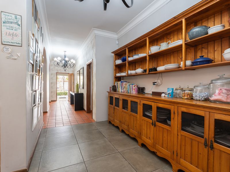 Step into effortless elegance with this exquisite 5-bedroom open-plan home, perfectly designed for m - Photo 9