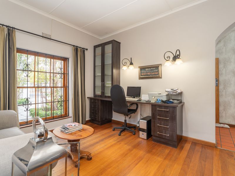 Step into effortless elegance with this exquisite 5-bedroom open-plan home, perfectly designed for m - Photo 8