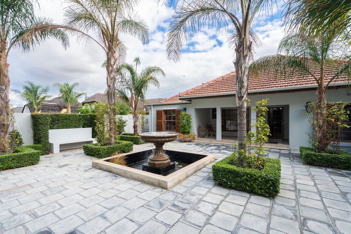Step into effortless elegance with this exquisite 5-bedroom open-plan home, perfectly designed for m - Photo 4