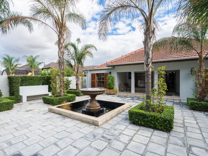 Step into effortless elegance with this exquisite 5-bedroom open-plan home, perfectly designed for m - Photo 4