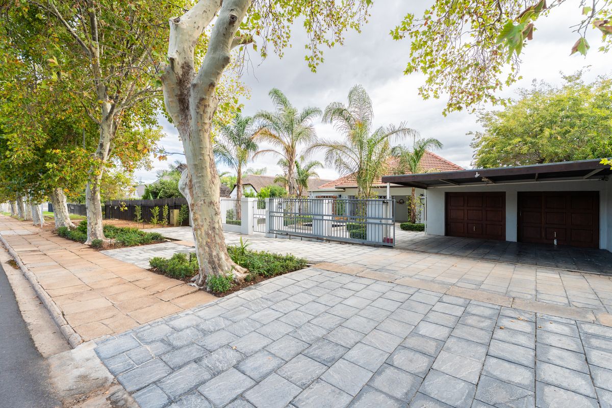 Step into effortless elegance with this exquisite 5-bedroom open-plan home, perfectly designed for m - Photo 3