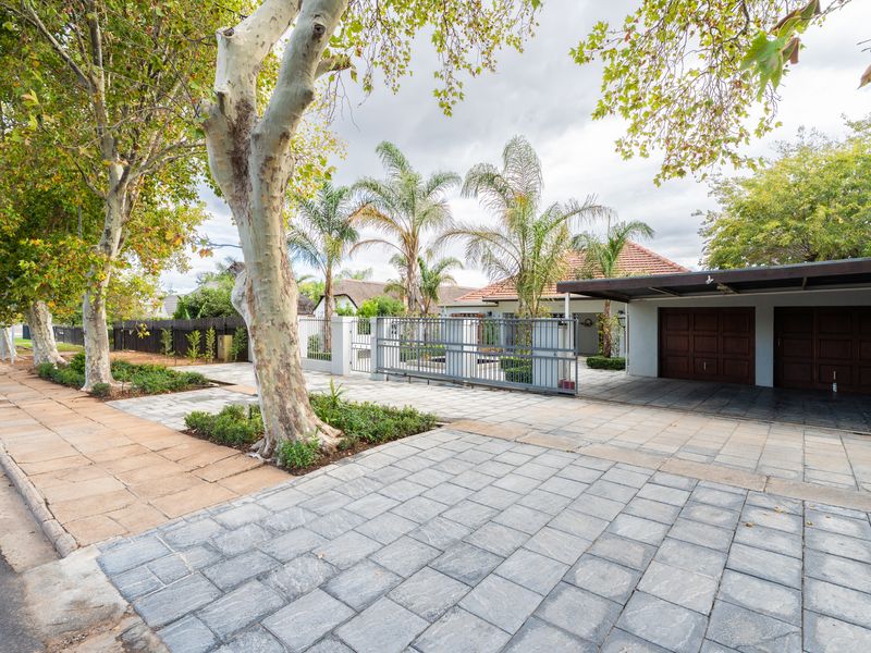 Step into effortless elegance with this exquisite 5-bedroom open-plan home, perfectly designed for m - Photo 3