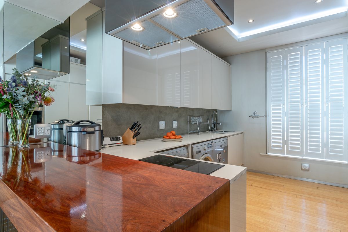 Luxury Three Bedroom Apartment in the Heart of Stellenbosch - Photo 3