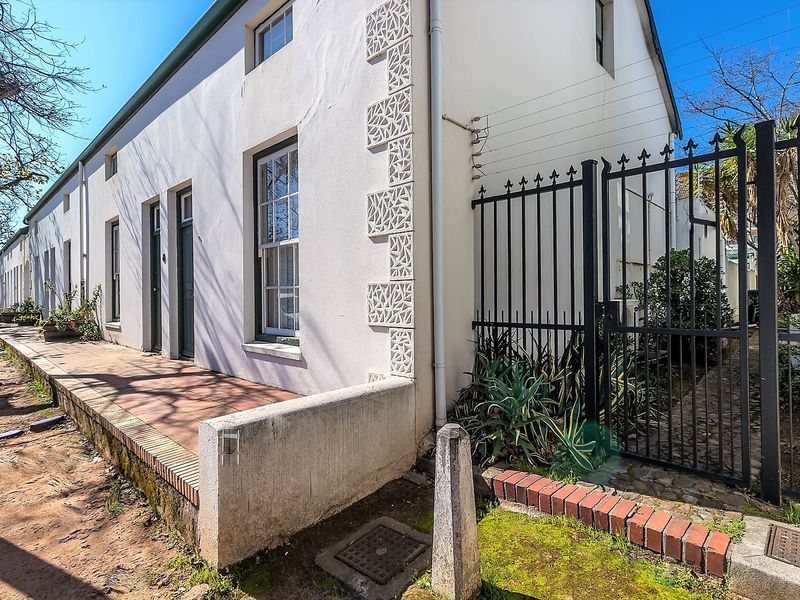 Luxury Three Bedroom Apartment in the Heart of Stellenbosch - Photo 1