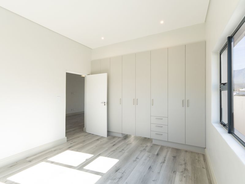 Elegant Country Living - Move-In Ready Townhouse in Secure Mountain View Village - Photo 9