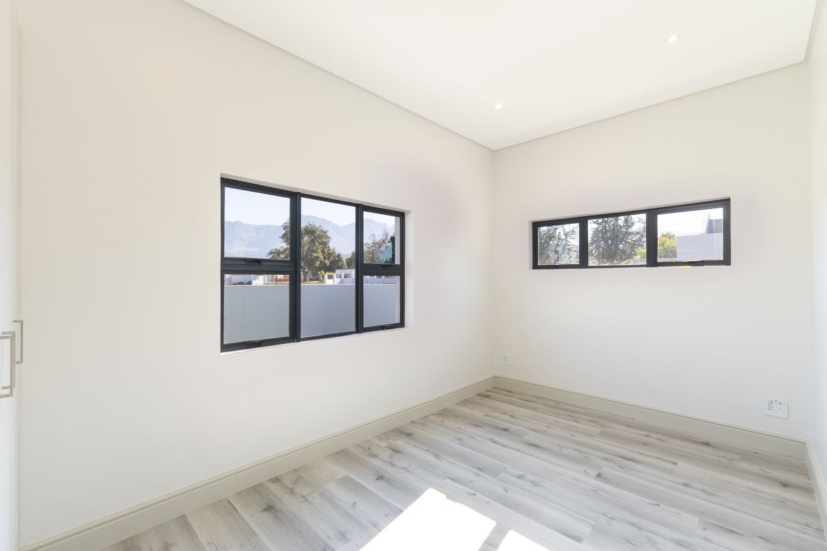 Elegant Country Living - Move-In Ready Townhouse in Secure Mountain View Village - Photo 5