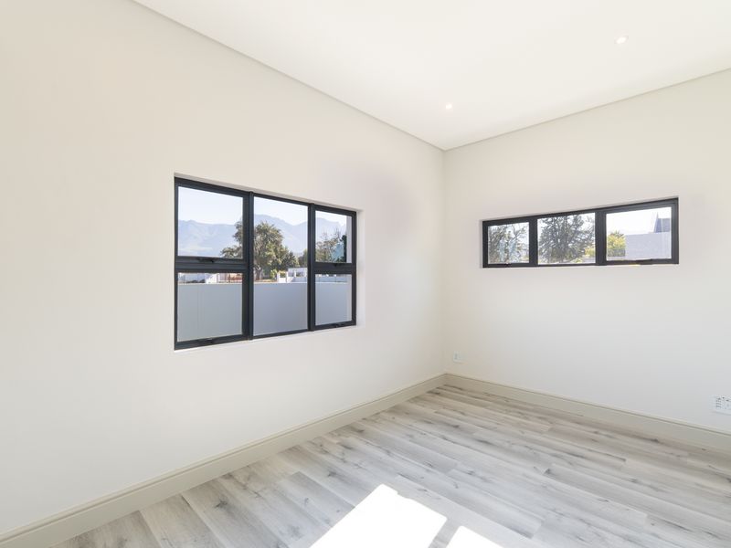 Elegant Country Living - Move-In Ready Townhouse in Secure Mountain View Village - Photo 5
