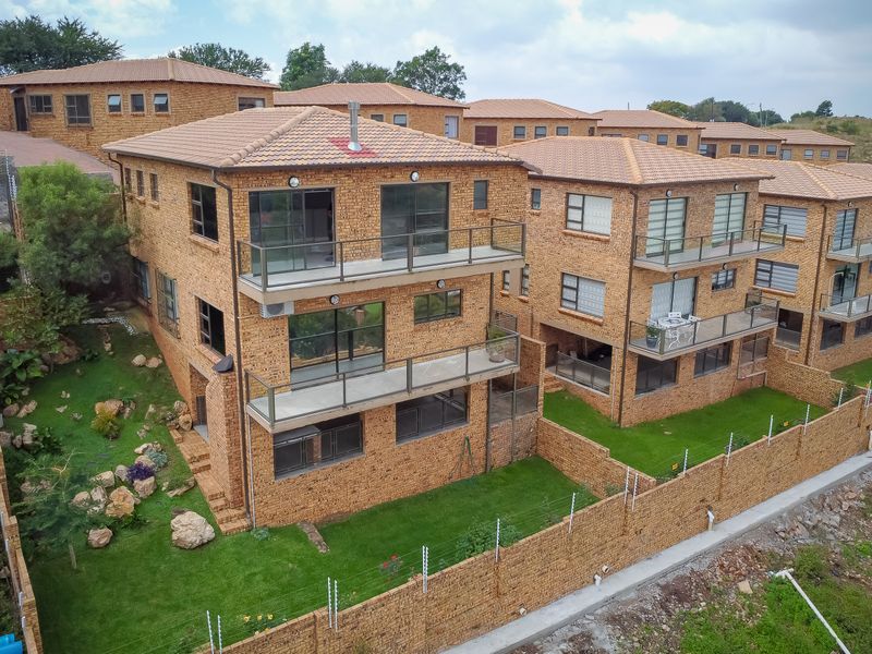 Freestanding Townhouse with Exceptional Views - Photo 2