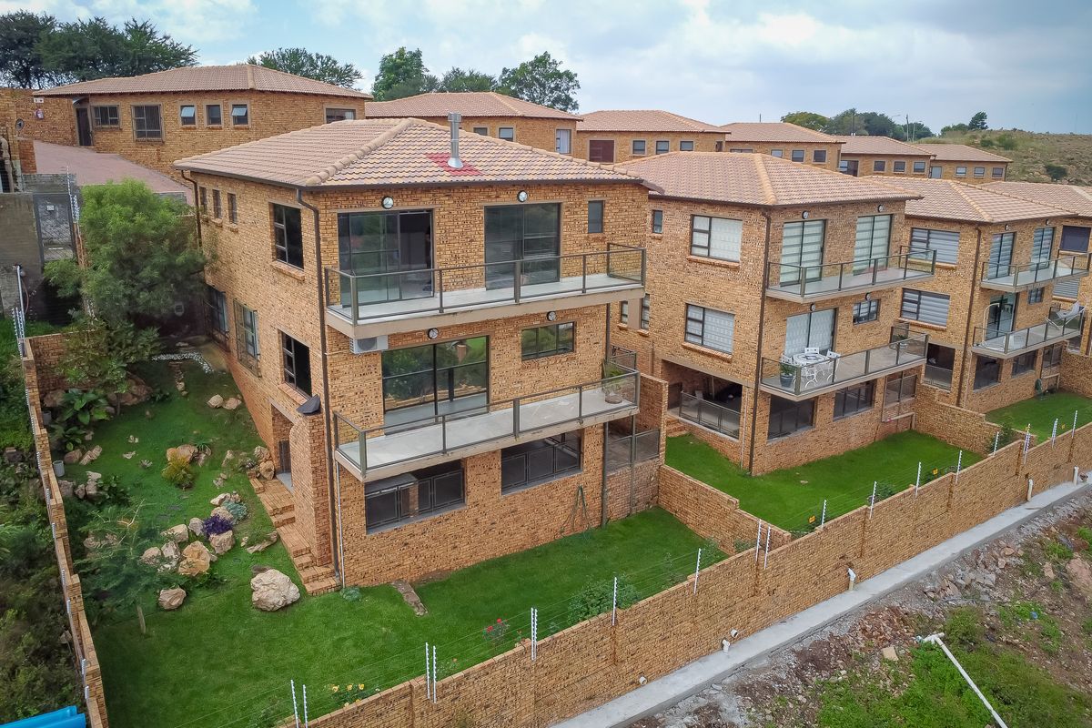 Freestanding Townhouse with Exceptional Views - Photo 2