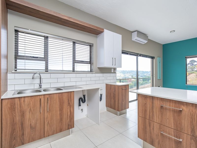 Freestanding Townhouse with Exceptional Views - Photo 8