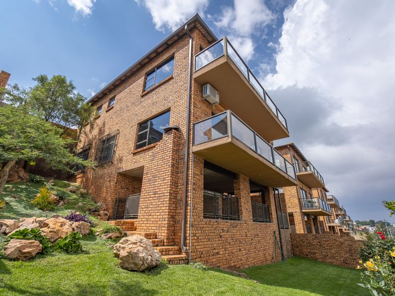 Freestanding Townhouse with Exceptional Views - Photo 1