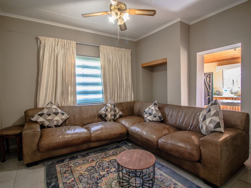 House For Sale in Fort Beaufort, Eastern Cape - Photo 2