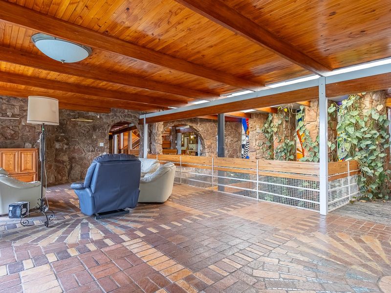 Prestigious Multi-Residence with exceptional amenities and Development potential - Photo 9