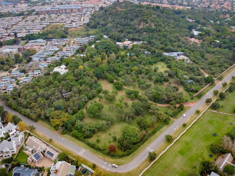 Prestigious Multi-Residence with exceptional amenities and Development potential - Photo 2