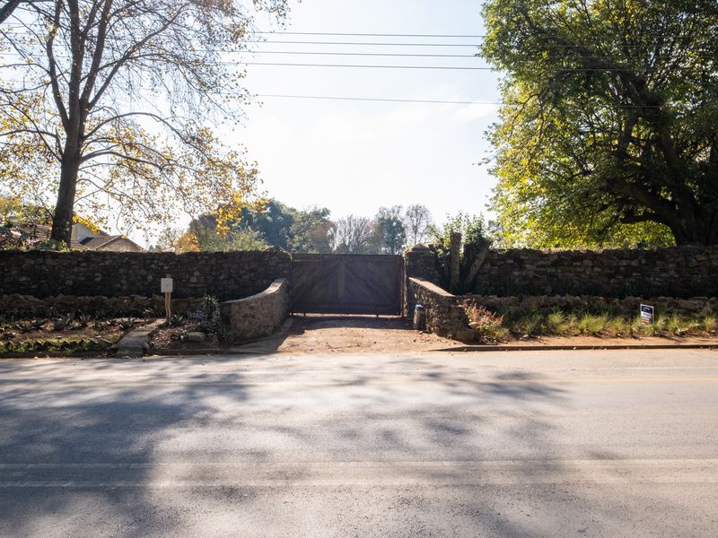 Rare Find. 4,460m2 Prime Commercial Land in Central Hilton - Photo 1