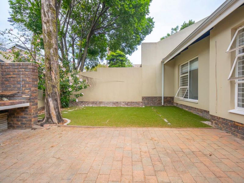 Two Bedroom Ground floor Unit with Garden - Photo 4