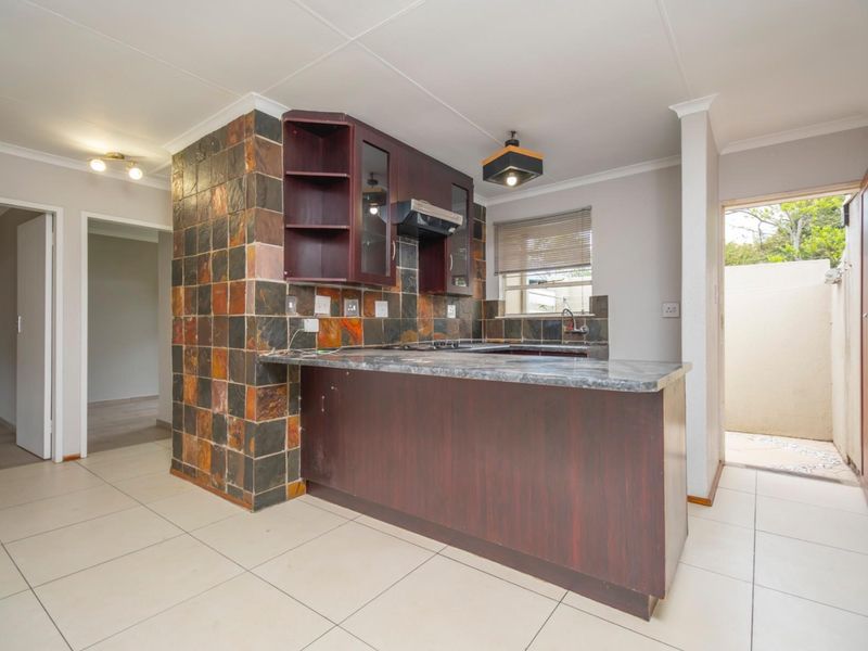 Two Bedroom Ground floor Unit with Garden - Photo 10
