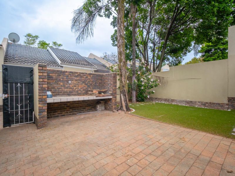 Two Bedroom Ground floor Unit with Garden - Photo 5