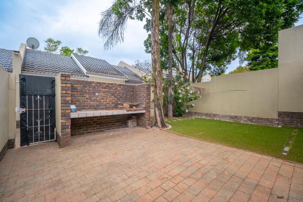 Two Bedroom Ground floor Unit with Garden - Photo 5