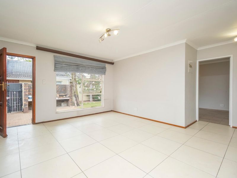Two Bedroom Ground floor Unit with Garden - Photo 7