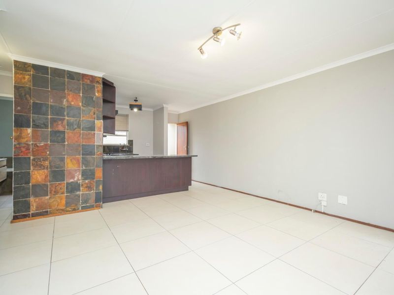Two Bedroom Ground floor Unit with Garden - Photo 9