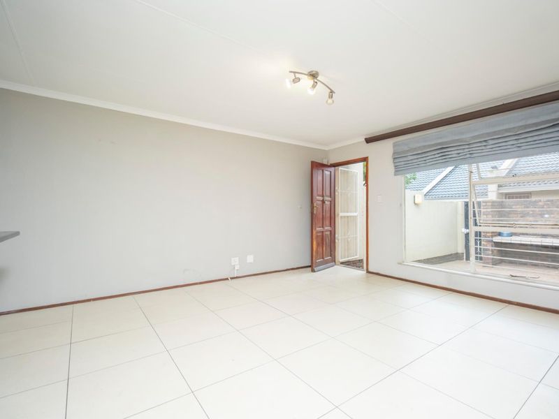 Two Bedroom Ground floor Unit with Garden - Photo 8