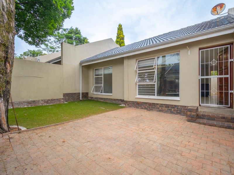 Two Bedroom Ground floor Unit with Garden - Photo 1