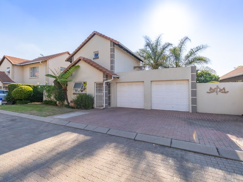 Charming Three-Bedroom Home with Cottage Appeal and Private Garden Oasis - Photo 4