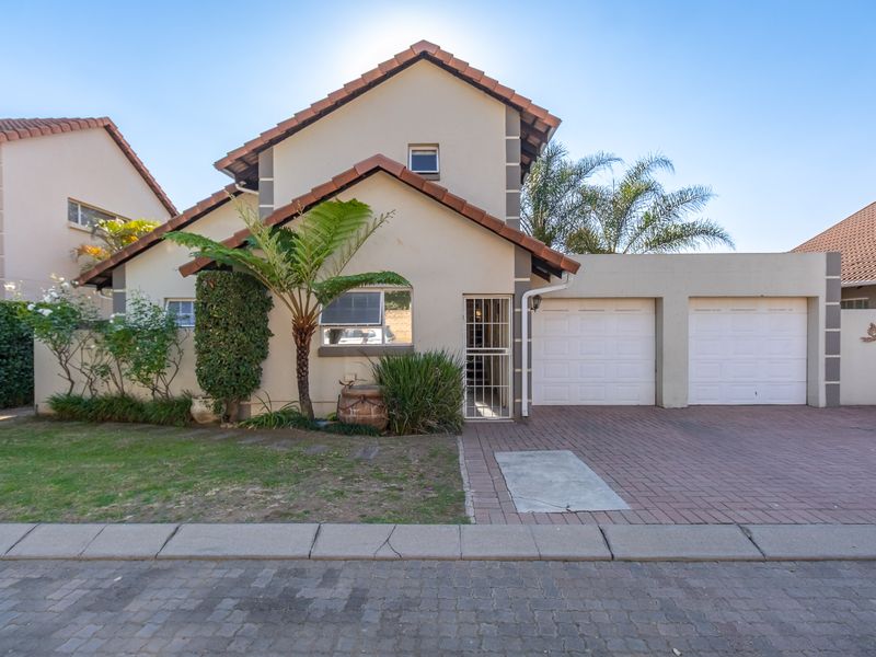 Charming Three-Bedroom Home with Cottage Appeal and Private Garden Oasis - Photo 3