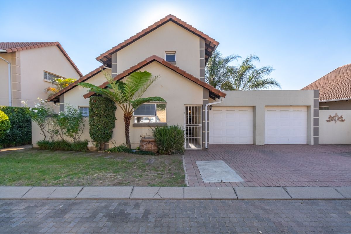 Charming Three-Bedroom Home with Cottage Appeal and Private Garden Oasis - Photo 3