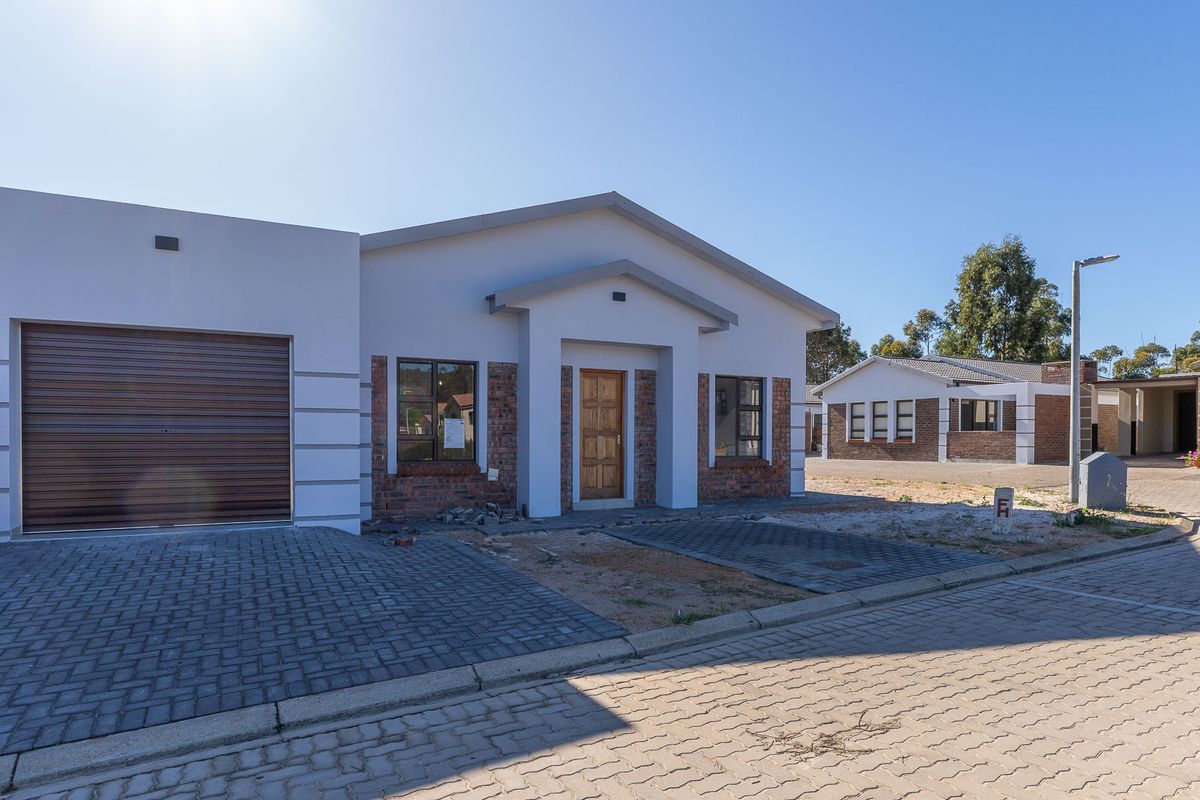 Townhouse For Sale in Albertinia, Western Cape - Photo 2