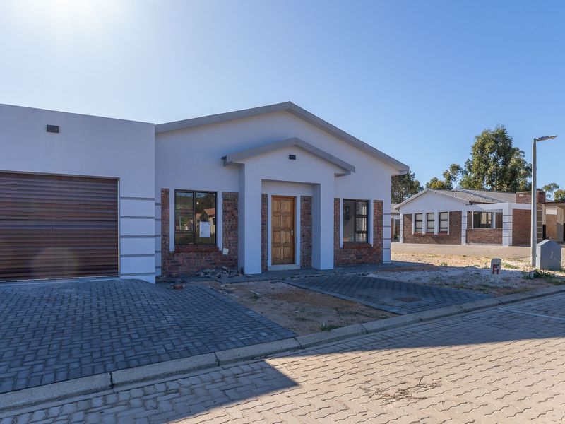 Townhouse For Sale in Albertinia, Western Cape - Photo 2