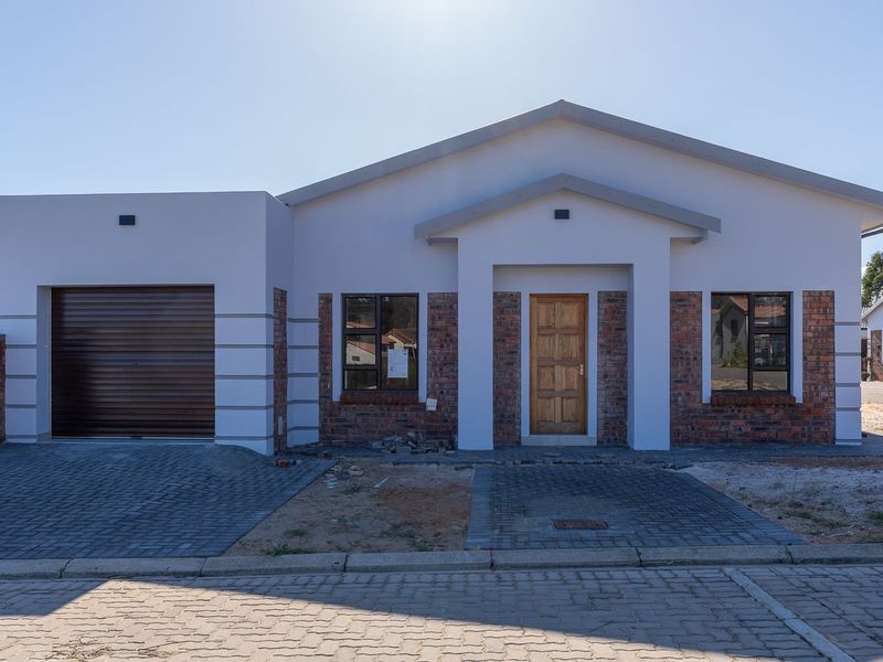Townhouse For Sale in Albertinia, Western Cape - Photo 1