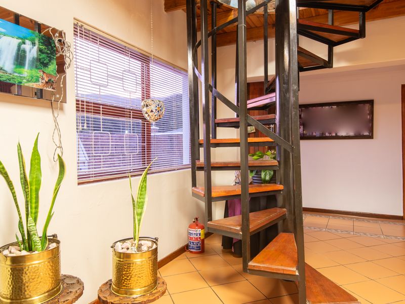 Beautiful 5-Bedroom Home with Large Adjacent Plot for Sale in Somerset East. - Photo 3