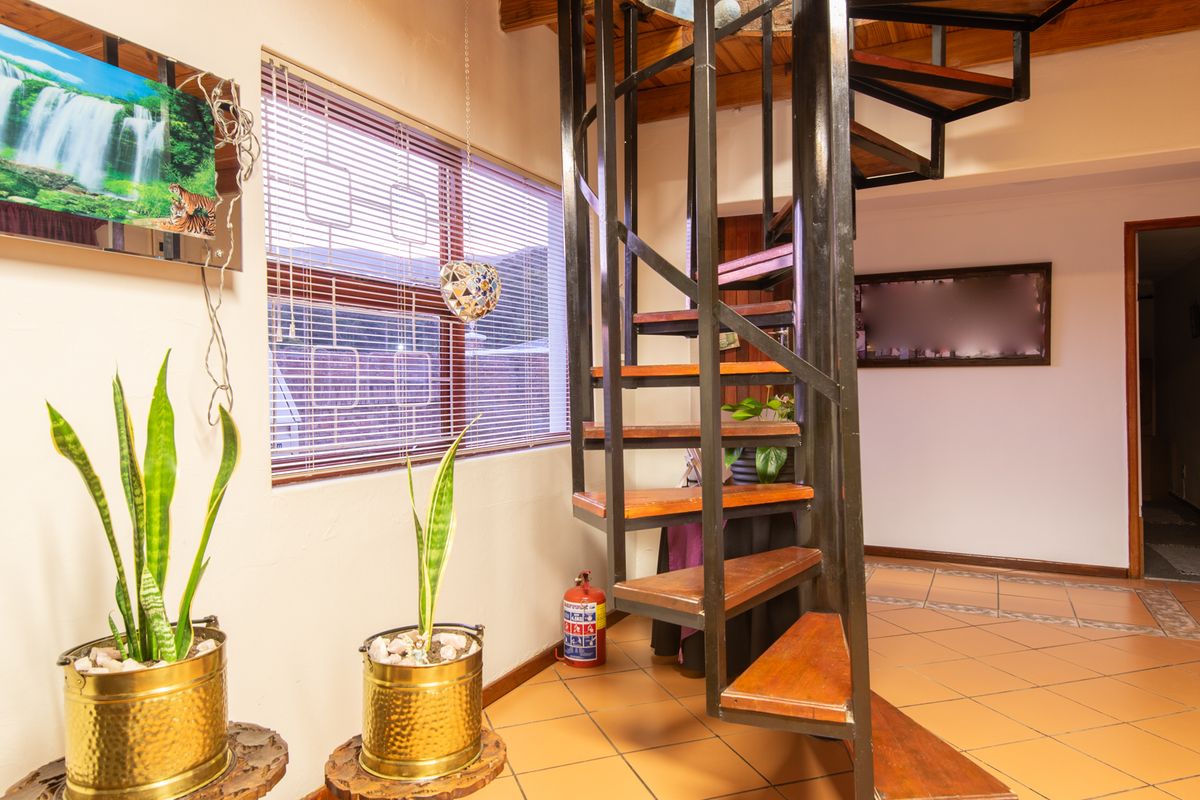 Beautiful 5-Bedroom Home with Large Adjacent Plot for Sale in Somerset East. - Photo 3