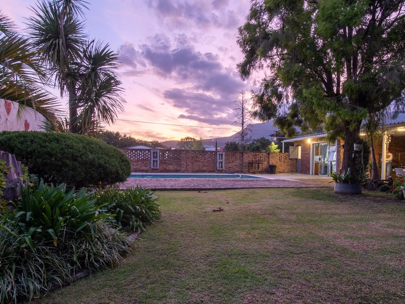 Beautiful 5-Bedroom Home with Large Adjacent Plot for Sale in Somerset East. - Photo 2